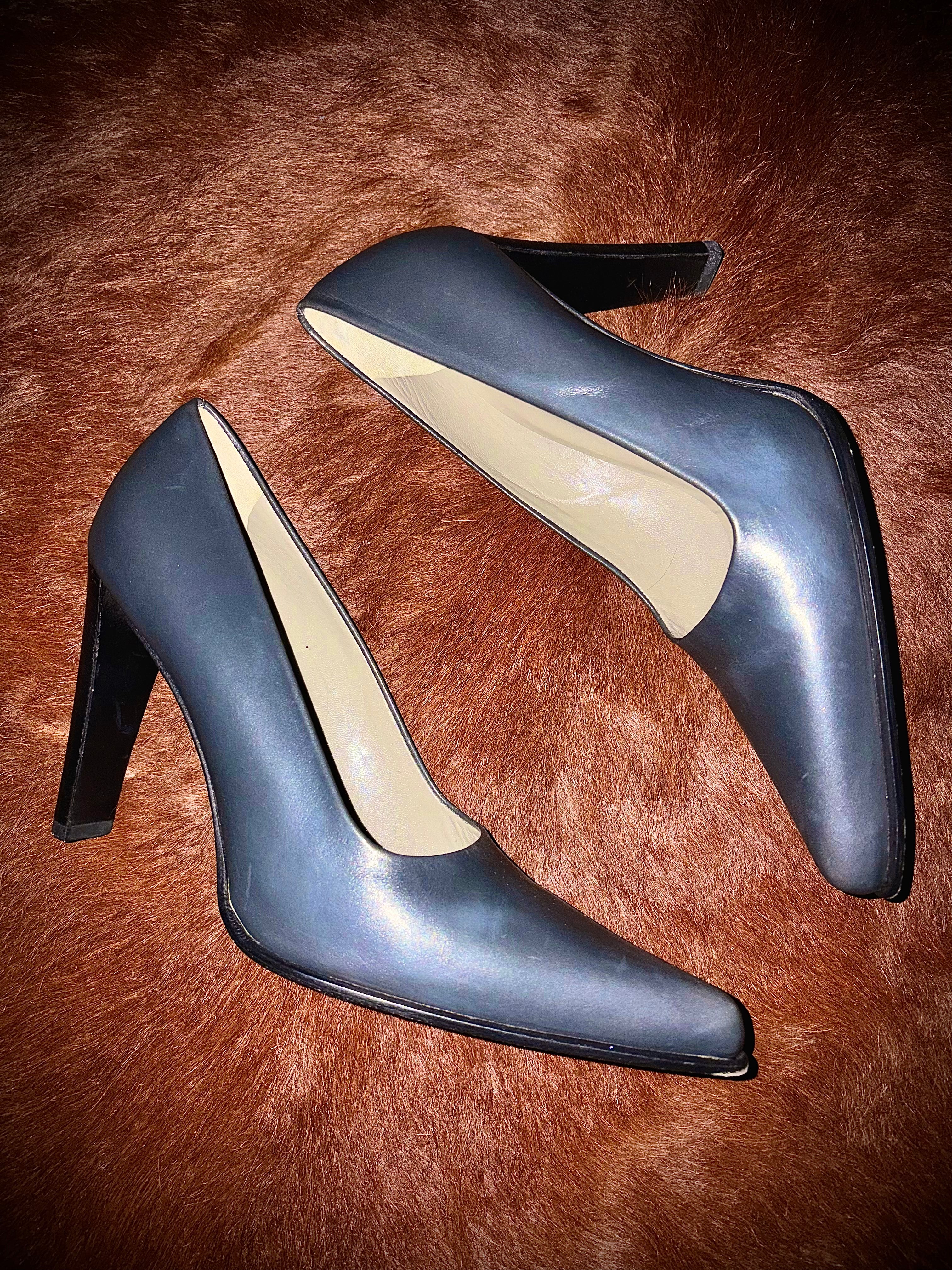 PRADA GREY COURT HEELS (SIZE 38)