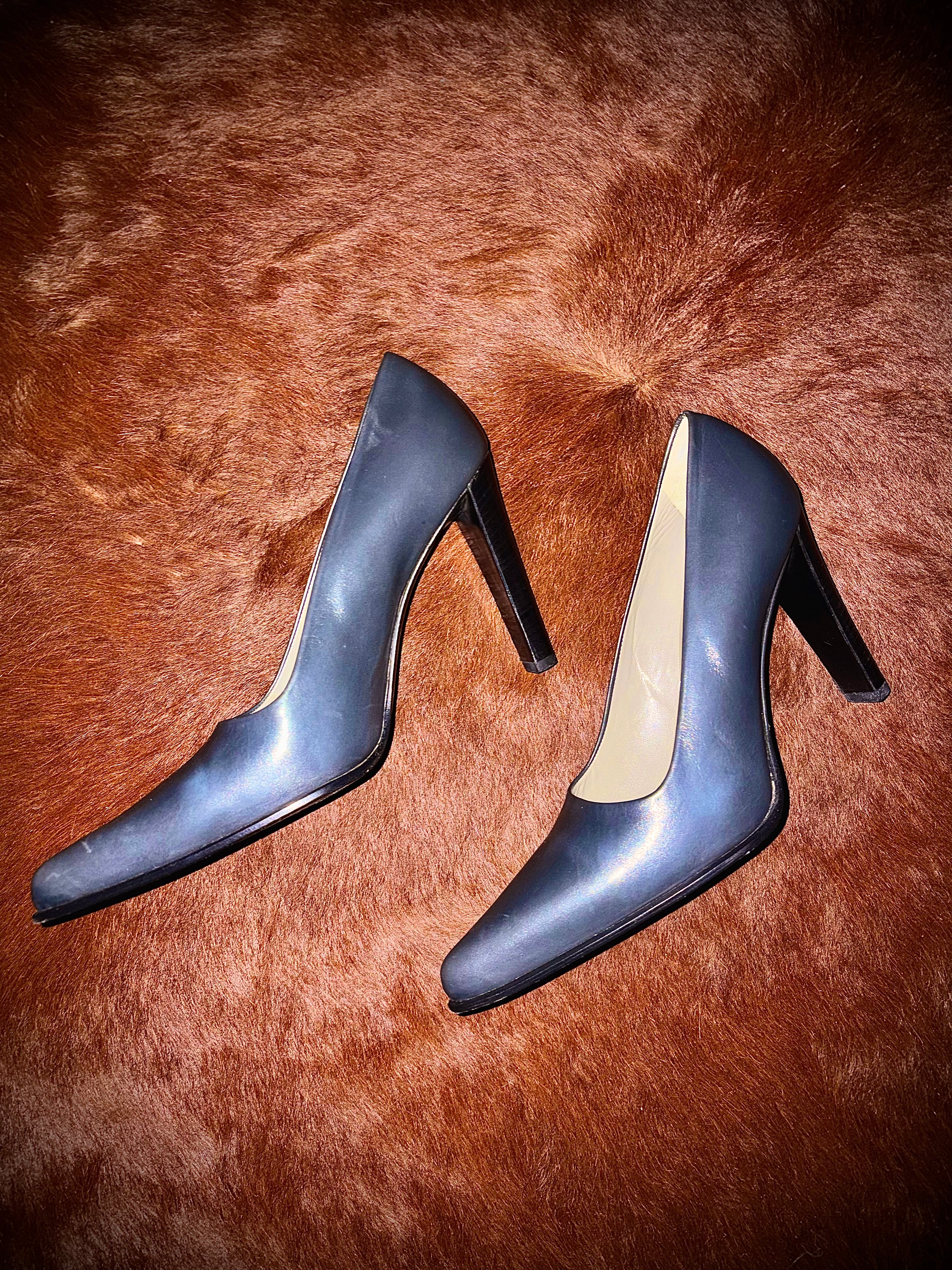 PRADA GREY COURT HEELS (SIZE 38)