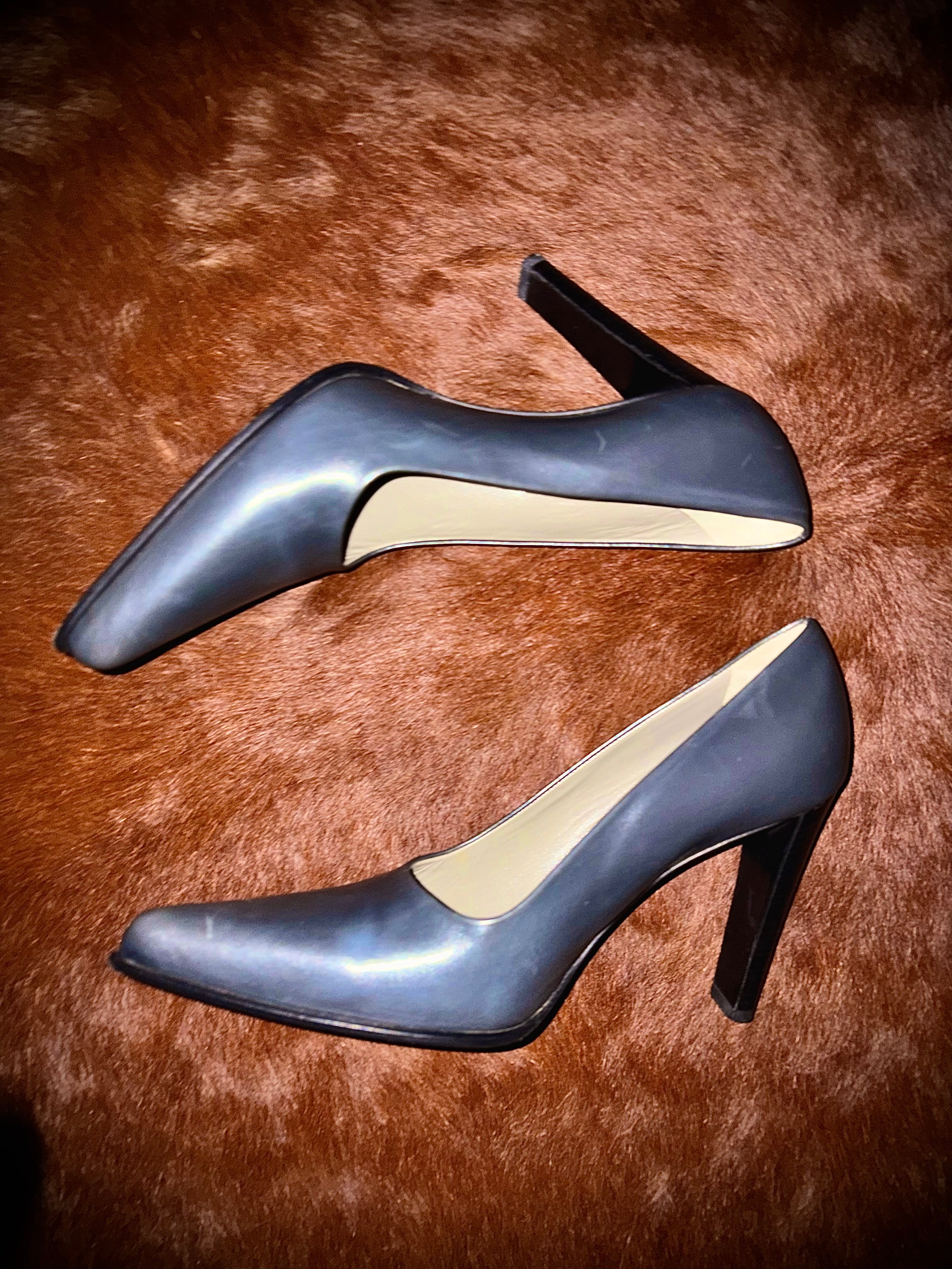PRADA GREY COURT HEELS (SIZE 38)